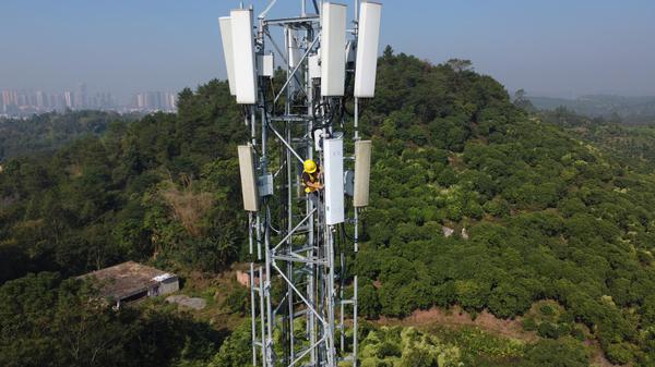十年电信普遍服务建设崇山峻岭铺就信息天路。黄媛 摄 十年电信普遍服务建设崇山峻岭铺就信息天路。黄媛 摄
