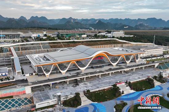 图为盘兴高铁兴义南站。 瞿宏伦 摄 图为盘兴高铁兴义南站。 瞿宏伦 摄