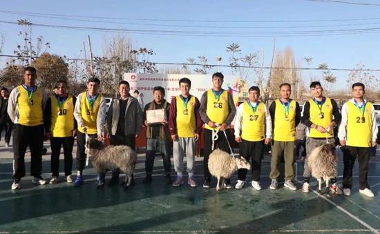The championship-winning team from Chengbei Community in Yiliqi Township, Hotan City.
