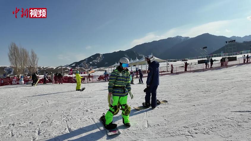 新疆乌鲁木齐：冰雪游带火乡村游