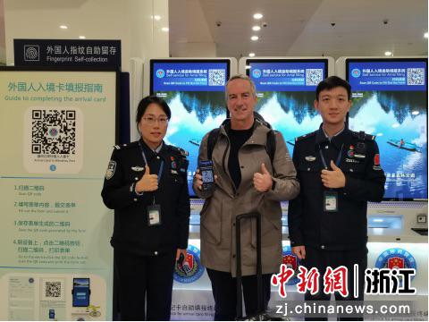 外籍旅客点赞温州机场通关效率。&nbsp;王和平&nbsp;摄