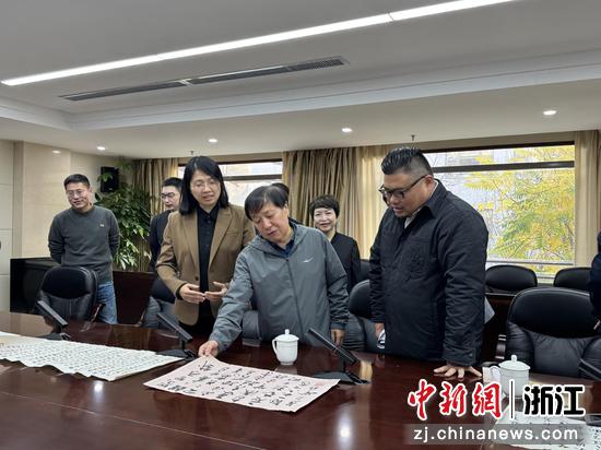 民建杭州市委会向民建中央捐赠胡厥文书法作品。&nbsp;民建杭州市委会&nbsp;供图