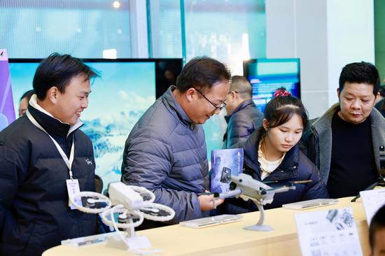 市民正在选购产品 市民正在选购产品