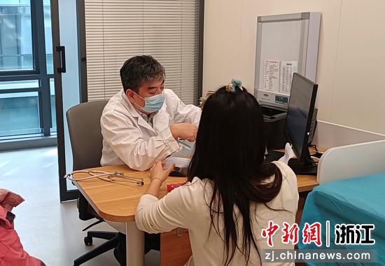 浙江大学医学院附属儿童医院大内科主任王颖硕接诊中。受访者供图