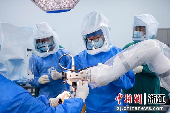朱迎春运用骨科MAKO手术辅助机器人实施关节置换术。宁大一院供图