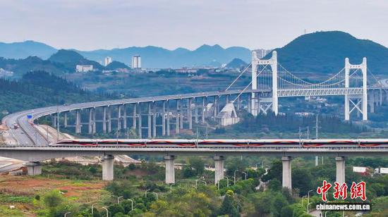 图为盘兴高铁运行试验列车行驶在兴义市区。 吴志伟 摄 图为盘兴高铁运行试验列车行驶在兴义市区。 吴志伟 摄