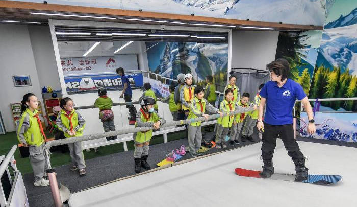 乌鲁木齐：小学生滑雪模拟机上体验滑雪乐趣