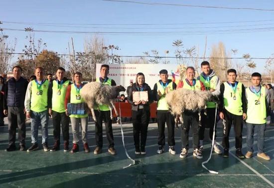 The runner-up team from Shoerbage Village in Yiliqi township, Hotan City.