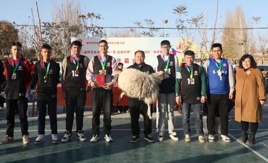 The third-place team from Kuohongqi Village in Yiliqi Township, Hotan City.