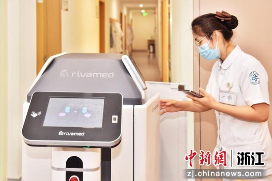 在宁波大学附属第一医院方桥院区，护士从物流机器人“肚子”中拿取相应的物资。宁大一院供图