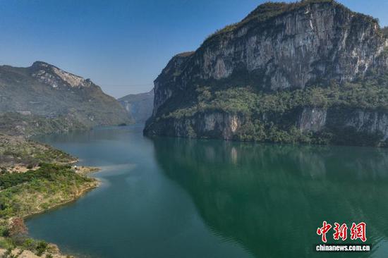 11月26日,航拍贵州黔西马路河大峡谷初冬景美。 记者 瞿宏伦 摄 11月26日,航拍贵州黔西马路河大峡谷初冬景美。 记者 瞿宏伦 摄