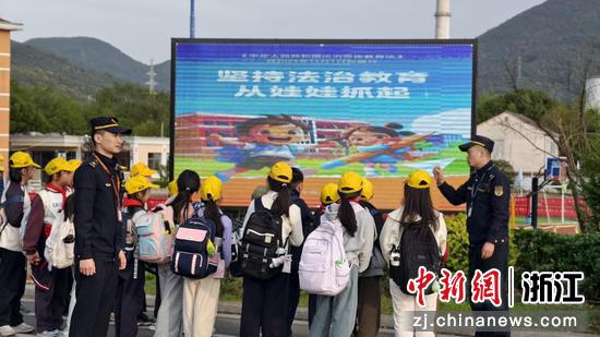 城管队员在宣传普法。煤山镇供图 城管队员在宣传普法。煤山镇供图