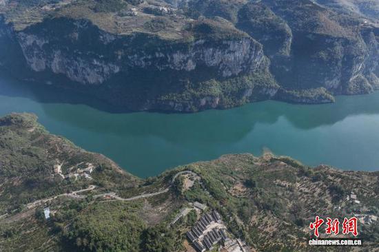 11月26日,航拍贵州黔西马路河大峡谷初冬景美。 记者 瞿宏伦 摄 11月26日,航拍贵州黔西马路河大峡谷初冬景美。 记者 瞿宏伦 摄