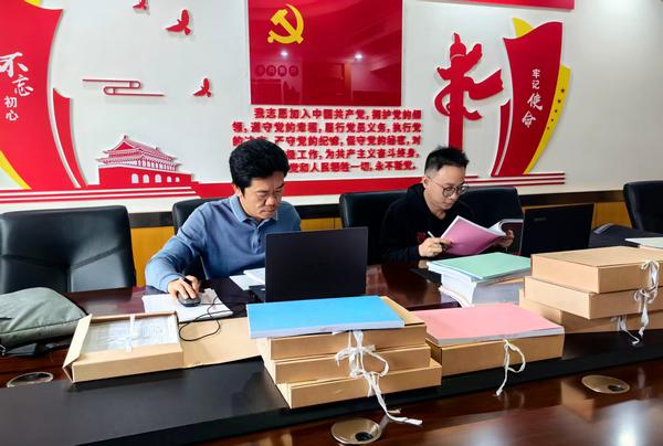 图为审计组人员在查阅资料。沈声毅 摄