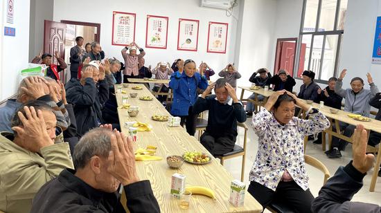 在金龙社区长者食堂开展娱乐活动 为老人带来欢乐。罗金 摄