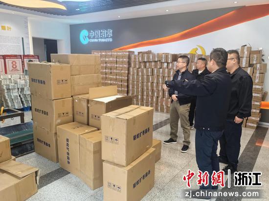 物品清点现场。吴小波供图 物品清点现场。吴小波供图