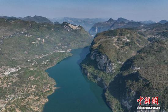 11月26日,航拍贵州黔西马路河大峡谷初冬景美。 记者 瞿宏伦 摄 11月26日,航拍贵州黔西马路河大峡谷初冬景美。 记者 瞿宏伦 摄