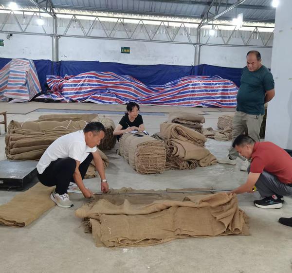 图为审计组在烟站检查。谭德伟 摄