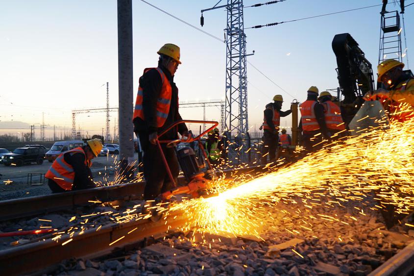 钢轨打磨现场。