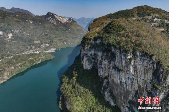 11月26日,航拍贵州黔西马路河大峡谷初冬景美。 记者 瞿宏伦 摄 11月26日,航拍贵州黔西马路河大峡谷初冬景美。 记者 瞿宏伦 摄