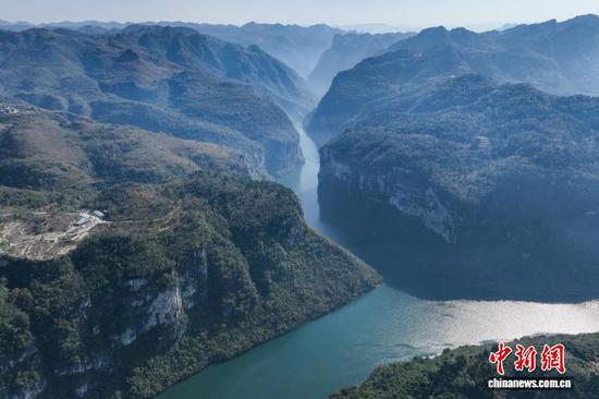 11月26日,航拍贵州黔西马路河大峡谷初冬景美。 记者 瞿宏伦 摄 11月26日,航拍贵州黔西马路河大峡谷初冬景美。 记者 瞿宏伦 摄