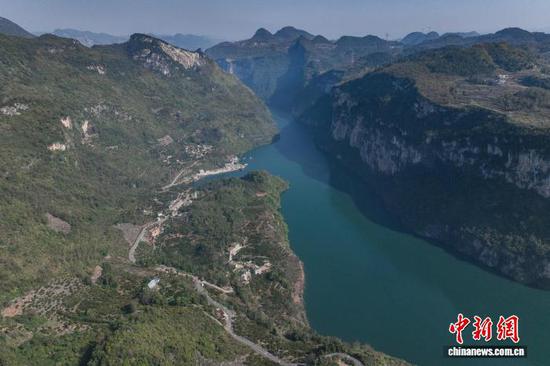 11月26日,航拍贵州黔西马路河大峡谷初冬景美。 记者 瞿宏伦 摄 11月26日,航拍贵州黔西马路河大峡谷初冬景美。 记者 瞿宏伦 摄