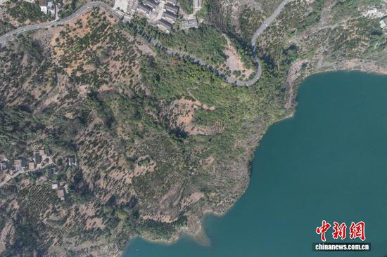 11月26日,航拍贵州黔西马路河大峡谷初冬景美。 记者 瞿宏伦 摄 11月26日,航拍贵州黔西马路河大峡谷初冬景美。 记者 瞿宏伦 摄