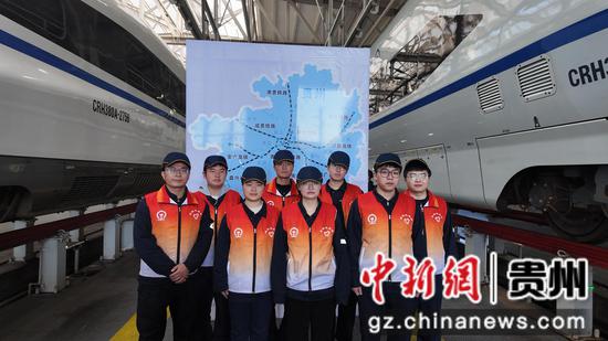 首发班组志愿者合影 首发班组志愿者合影