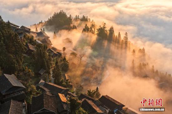 图为榕江县摆贝村“云上苗寨”景观。(无人机照片)尹刚 摄 图为榕江县摆贝村“云上苗寨”景观。(无人机照片)尹刚 摄