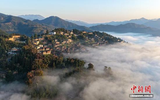 图为榕江县摆贝村“云上苗寨”景观。(无人机照片)尹刚 摄 图为榕江县摆贝村“云上苗寨”景观。(无人机照片)尹刚 摄
