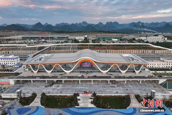 航拍位于贵州省兴义市的兴义南站。记者 瞿宏伦 摄 航拍位于贵州省兴义市的兴义南站。记者 瞿宏伦 摄