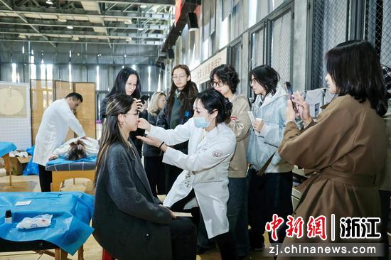 义诊现场。主办方供图 义诊现场。主办方供图