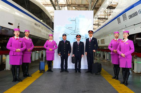 首发班组人员以及负责人合影 首发班组人员以及负责人合影