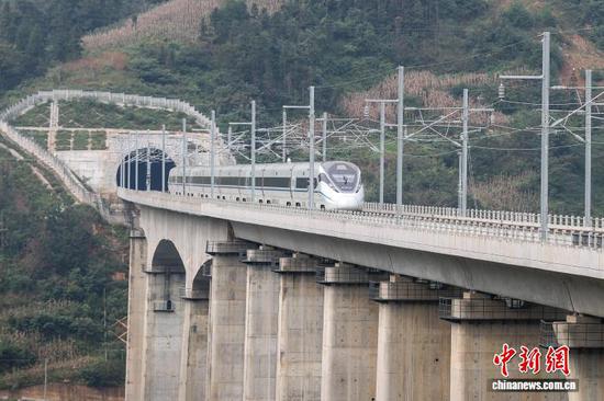 55934次运行试验列车行驶在盘兴高铁纳怀河特大桥上。记者 瞿宏伦 摄 55934次运行试验列车行驶在盘兴高铁纳怀河特大桥上。记者 瞿宏伦 摄