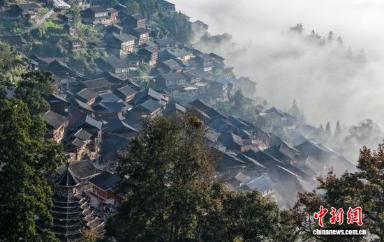 图为榕江县摆贝村“云上苗寨”景观。(无人机照片)尹刚 摄 图为榕江县摆贝村“云上苗寨”景观。(无人机照片)尹刚 摄