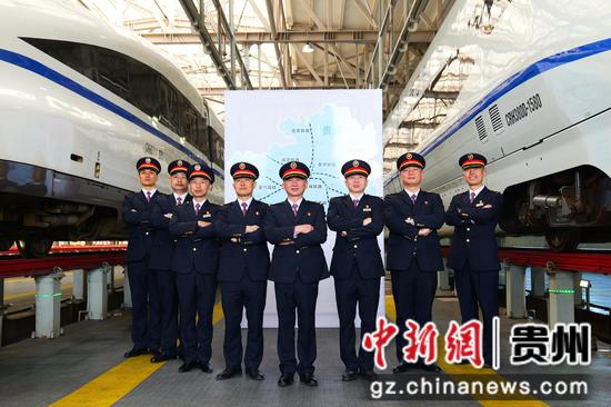 盘兴高铁首发班组亮相 盘兴高铁首发班组亮相