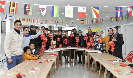 在义外籍人员展示自己制作的灯笼 王洁/摄