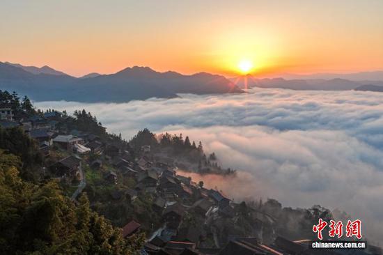 图为榕江县摆贝村云海景观。(无人机照片)尹刚 摄 图为榕江县摆贝村云海景观。(无人机照片)尹刚 摄
