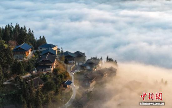 图为榕江县摆贝村“云上苗寨”景观。(无人机照片)尹刚 摄 图为榕江县摆贝村“云上苗寨”景观。(无人机照片)尹刚 摄