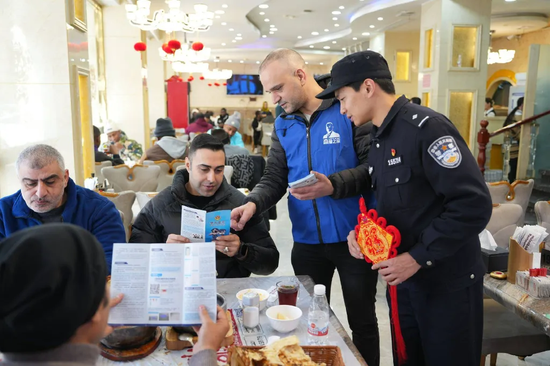 “奈德之家”志愿者代表与义乌市公安局稠城派出所民警向外籍人员宣传相关政策