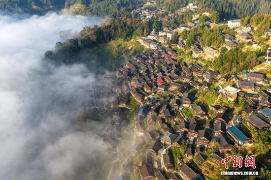 图为榕江县摆贝村“云上苗寨”景观。(无人机照片)尹刚 摄 图为榕江县摆贝村“云上苗寨”景观。(无人机照片)尹刚 摄