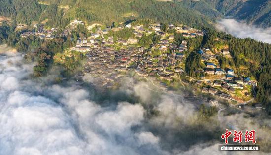 图为榕江县摆贝村“云上苗寨”景观。(无人机照片)尹刚 摄 图为榕江县摆贝村“云上苗寨”景观。(无人机照片)尹刚 摄