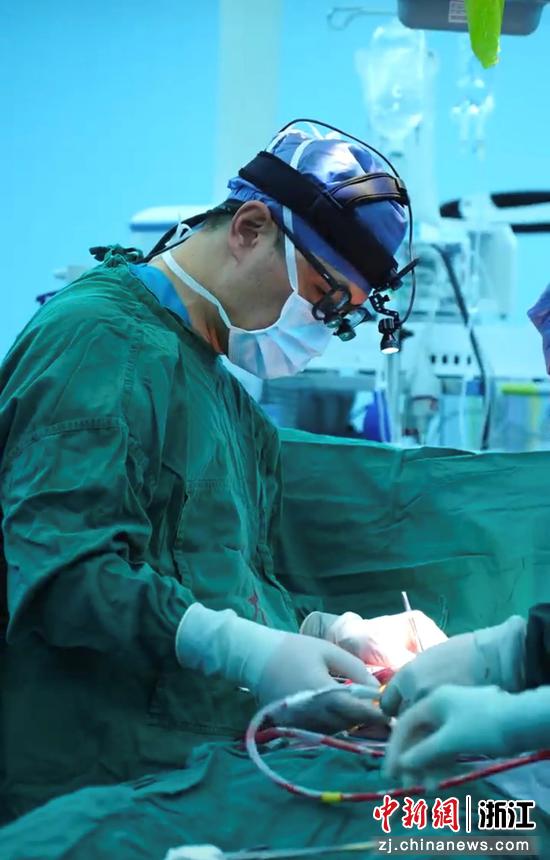 专家在手术中。受访者供图 专家在手术中。受访者供图
