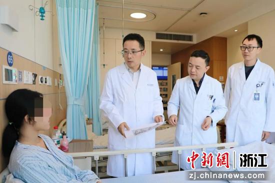 团队与患者交谈。浙大口腔医院供图 团队与患者交谈。浙大口腔医院供图