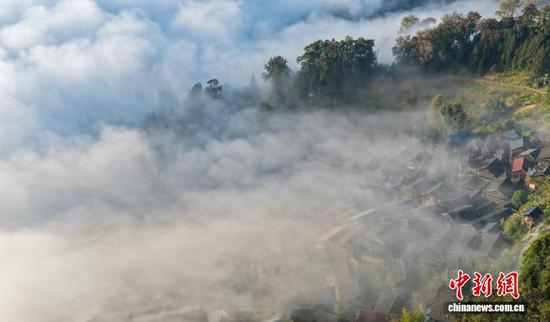 初冬时节,贵州省黔东南苗族侗族自治州榕江县兴华乡摆贝村出现云海景观,浩瀚的云海在连绵起伏的山峦间翻涌,宁静的村庄掩隐在云海群山中,构成了一幅人与自然和谐共生的生态画卷。图为榕江县摆贝村“云上苗寨”景观。(无人机照片)尹刚 摄 初冬时节,贵州省黔东南苗族侗族自治州榕江县兴华乡摆贝村出现云海景观,浩瀚的云海在连绵起伏的山峦间翻涌,宁静的村庄掩隐在云海群山中,构成了一幅人与自然和谐共生的生态画卷。图为榕江县摆贝村“云上苗寨”景观。(无人机照片)尹刚 摄