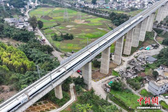 图为运行试验列车行驶在盘兴高铁。记者 瞿宏伦 摄 图为运行试验列车行驶在盘兴高铁。记者 瞿宏伦 摄