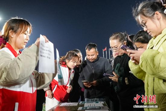 11月27日晚,“村超”发源地贵州省黔东南州榕江县在“村超”球场举行向香港大埔火灾受灾民众捐赠仪式,数千名榕江民众纷纷前来募捐。 11月27日晚,“村超”发源地贵州省黔东南州榕江县在“村超”球场举行向香港大埔火灾受灾民众捐赠仪式,数千名榕江民众纷纷前来募捐。