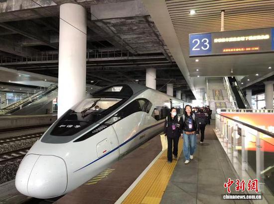 图为从贵州兴义南站开出的G5356次列车抵达贵阳北站。张伟 摄 图为从贵州兴义南站开出的G5356次列车抵达贵阳北站。张伟 摄