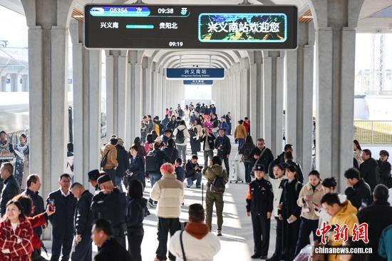 11月28日,贵州省兴义市,旅客、媒体记者在兴义南站月台候车、拍摄。当日,贵州盘州至兴义高速铁路(盘兴高铁)开通运营,该高铁全长99公里,设计时速250公里,自沪昆客专盘州站引出,经盘州市石桥镇、响水镇、保田镇进入黔西南州兴义市。该高铁共设车站3座,其中改建盘州站,新建保田站、兴义南站。盘兴高铁的开通让贵州成为中国西南地区首个实现市(州)中心城市高铁全覆盖的省份。 11月28日,贵州省兴义市,旅客、媒体记者在兴义南站月台候车、拍摄。当日,贵州盘州至兴义高速铁路(盘兴高铁)开通运营,该高铁全长99公里,设计时速250公里,自沪昆客专盘州站引出,经盘州市石桥镇、响水镇、保田镇进入黔西南州兴义市。该高铁共设车站3座,其中改建盘州站,新建保田站、兴义南站。盘兴高铁的开通让贵州成为中国西南地区首个实现市(州)中心城市高铁全覆盖的省份。