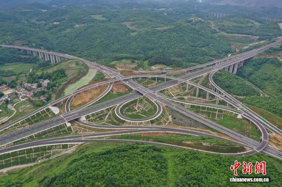 资料图:航拍贵州贵阳至黄平高速公路。 中新网记者瞿宏伦 摄 资料图:航拍贵州贵阳至黄平高速公路。 中新网记者瞿宏伦 摄